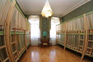 Хостелы Orpheus Hostel and Apartments Одесса Спальное место на двухъярусной кровати в общем номере для мужчин и женщин-3