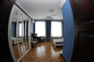 Хостелы Orpheus Hostel and Apartments Одесса Двухместный номер Делюкс с 1 кроватью и душем-4