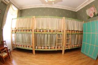 Хостелы Orpheus Hostel and Apartments Одесса Спальное место на двухъярусной кровати в общем номере для мужчин и женщин-6
