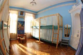 Хостелы Orpheus Hostel and Apartments Одесса Кровать в общем 10-местном номере для женщин-7