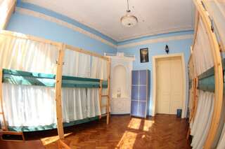 Хостелы Orpheus Hostel and Apartments Одесса Кровать в общем 10-местном номере для женщин-9