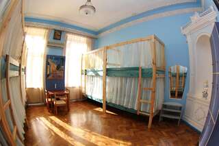 Хостелы Orpheus Hostel and Apartments Одесса Кровать в общем 10-местном номере для женщин-1